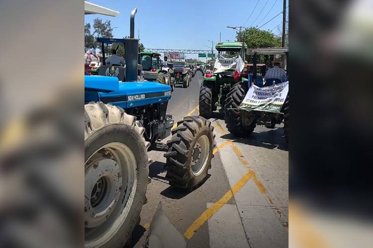 NUTRIDA. La manifestación reunió a poco más de 200 tractores y vehículos del campo. (Foto: Especial)